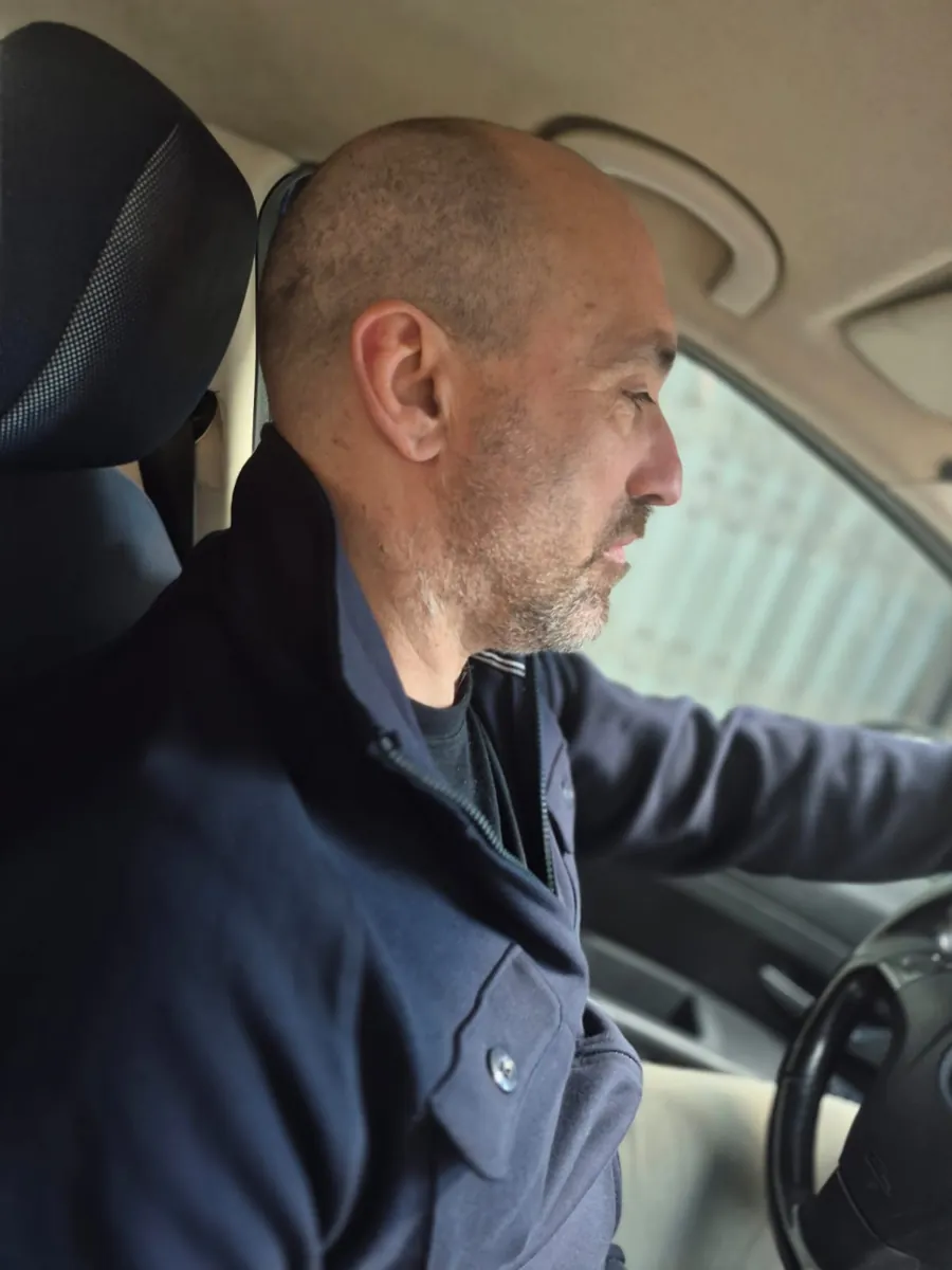Emanuele Dicuonzo in macchina, verso un cliente