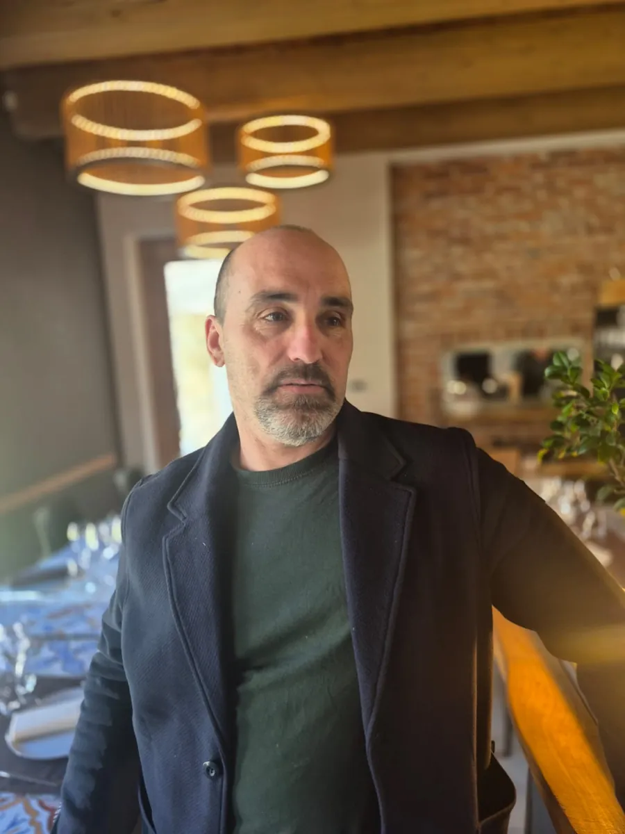 Emanuele Dicuonzo dans un restaurant